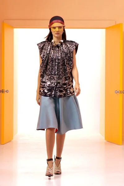Look 16